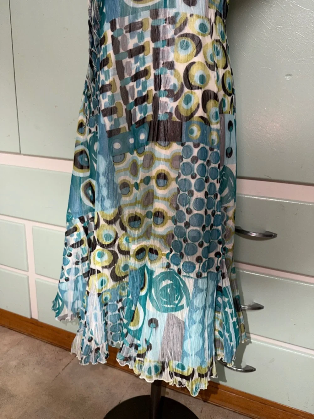 Gorgeous KOMAROV FLORAL CRINKLE MIDI FIT - Flared DRESS Women’s size Medium - Picture 4 of 12